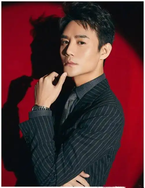 穿西装好看的男星只服这16位,个个英俊潇洒,妥妥的男神范