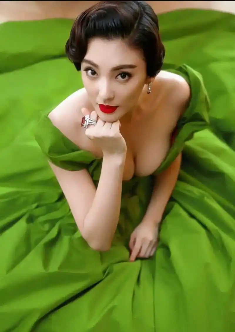张雨绮也太适合绿色的礼服了吧!