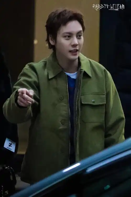 陈伟霆狼尾新发型##陈伟霆一起露营吧路人合影