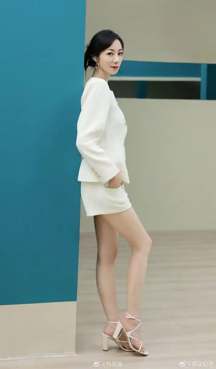 女明星韩雪穿一条白色短裤大秀自己洁白的美腿