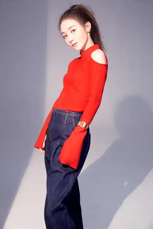 6 姚笛掀刘海照曝光 凸显时尚小心机