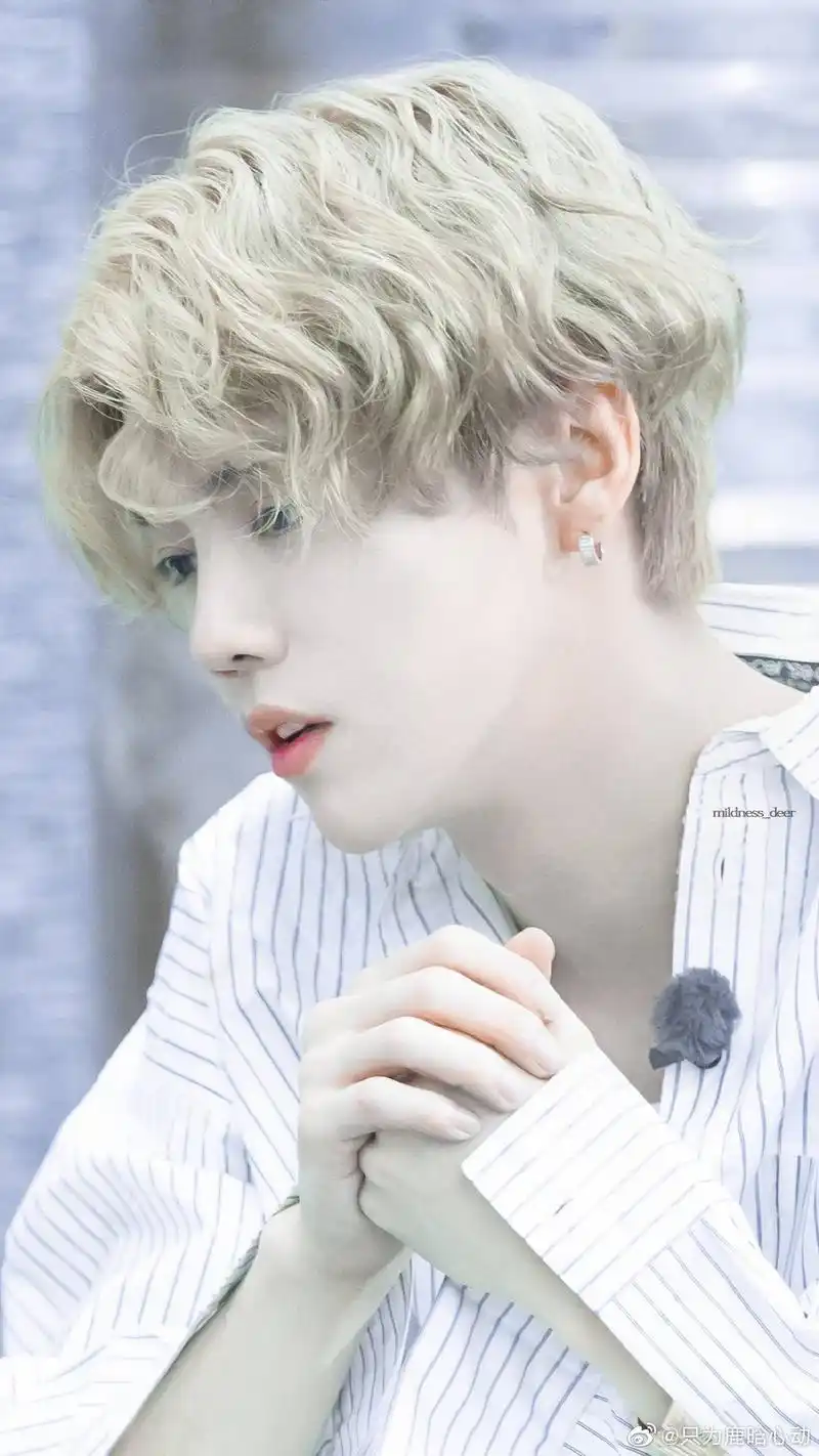 安静的白月光美男子 鹿晗中分卷毛造型的名品美貌