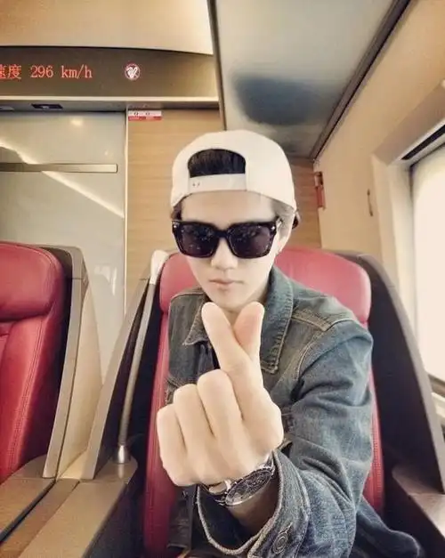 这可能是鹿晗最全的戴帽子的照片了