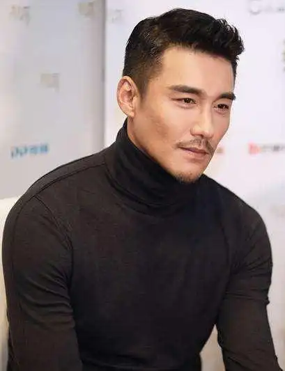 胡兵出席活动现场,瘦身16斤魅力十足,年近半百却似30岁