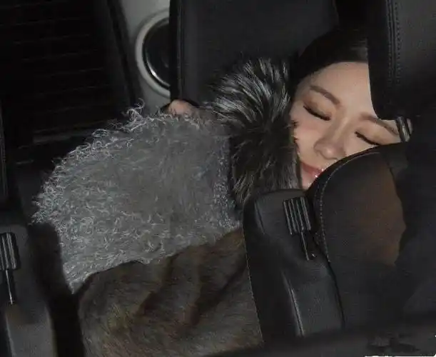 霍思燕醉酒后好失态,浓妆艳抹与众多男性友人一同乘车离开