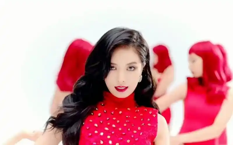 泫雅《因为红》mv,姐姐真太迷人了,不愧是性感的小野马啊～-音乐视频