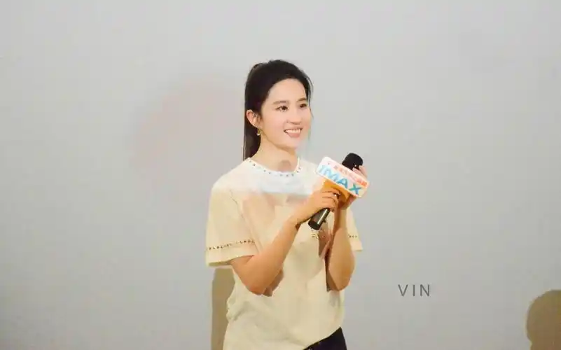 刘亦菲8.8重庆路演星美场