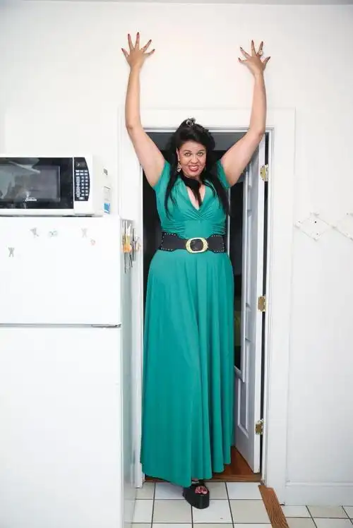 巴西第一巨人身高超2.3米 迎娶1.5米新娘(11)