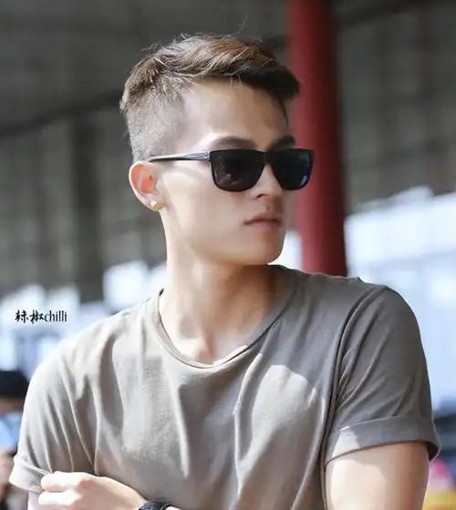 欧豪新恋情曝光给黄衣女子戴帽子反被对方当街主动求拥抱