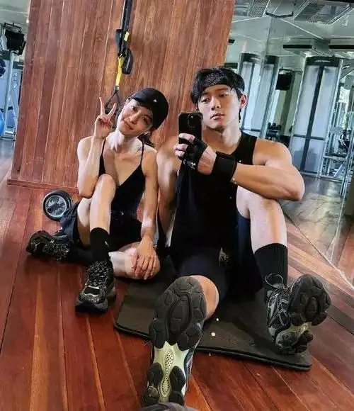 钟楚曦与新男友一起回国!形影不离感情深厚,没穿情侣装风格迥异