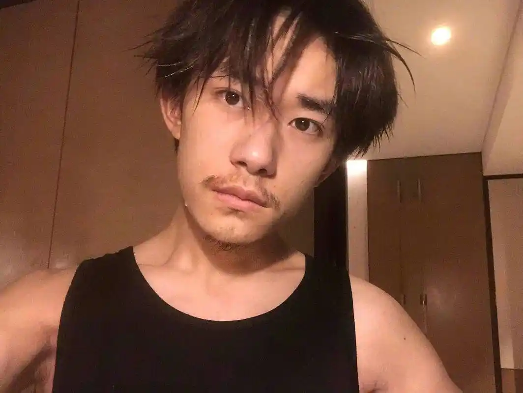 [易烊千玺][新闻]180530 千玺深夜更ins 背心加胡子荷尔蒙气息爆棚