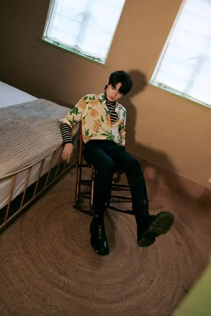 消息宋亚轩出席dior2021成衣大秀矜贵小少爷穿上花衬衫初入名利场