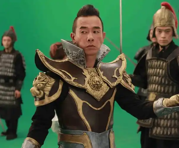 陈小春心疼老婆助阵应采儿出镜,嘟嘴涂口红难掩害羞_游戏_时候_传奇