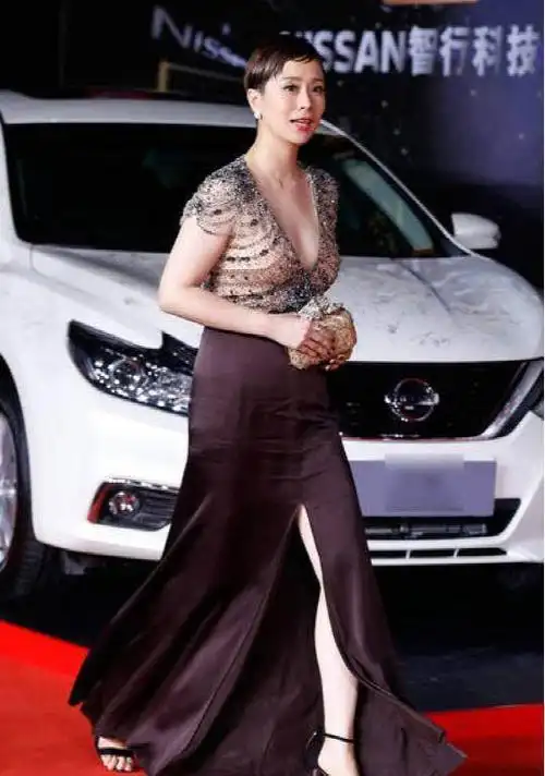 39岁海清深v露美胸走红毯,身材发福,脚趾头太抢镜