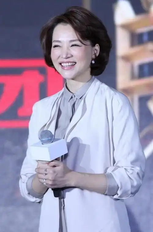 47岁董卿气质太脱俗白大褂穿出高级感这状态真让人羡慕