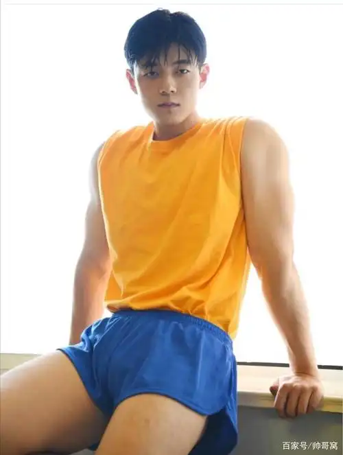 外表清纯硬朗的99年小狼狗,有颜值身材棒,气质也随着健身更有型