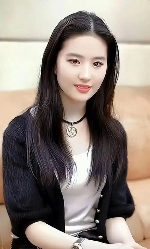 刘亦菲原名安风,生父母在她很小时就离婚了.