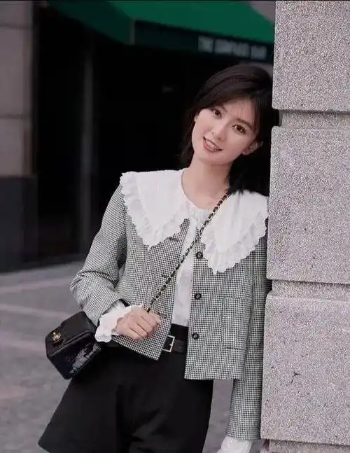 30岁乔欣终于"放开"了,身穿时尚连衣裙高调秀身材,美得不敢认_黑色