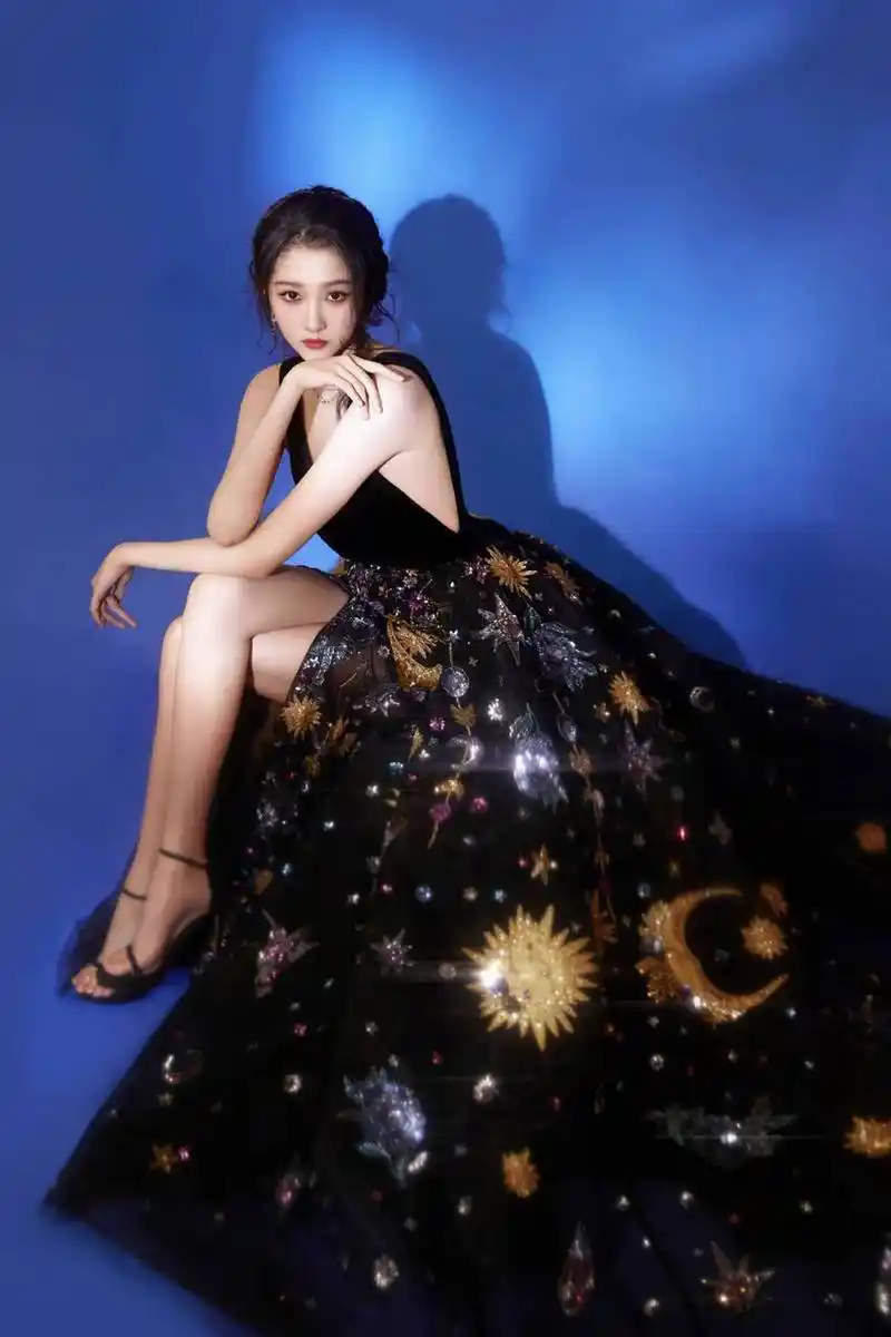 关晓彤时尚写真大片,大秀美腿勾勒迷人身材!