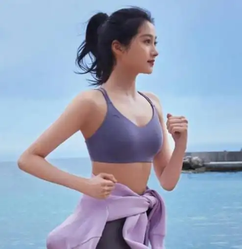 关晓彤海边跑步活力十足 穿运动内衣勾勒身材