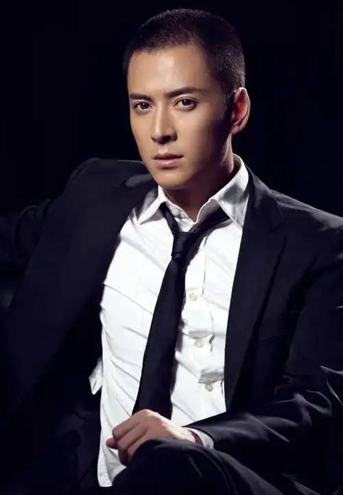 2017年,韩栋发了一张一家三口幸福美满的照片,但他很快就给删了.