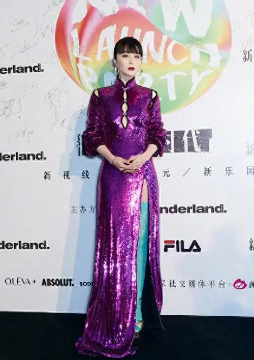 范冰冰美貌走浓烈风,穿亮片旗袍配毛线袜,齐刘海撩人感依旧不减