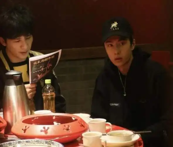 王一博和赵丽颖聚餐服务员点名要王一博买单原因逗乐赵丽颖