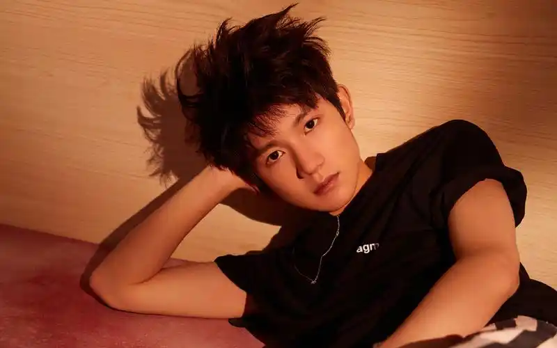 王源帅气有型写真桌面壁纸