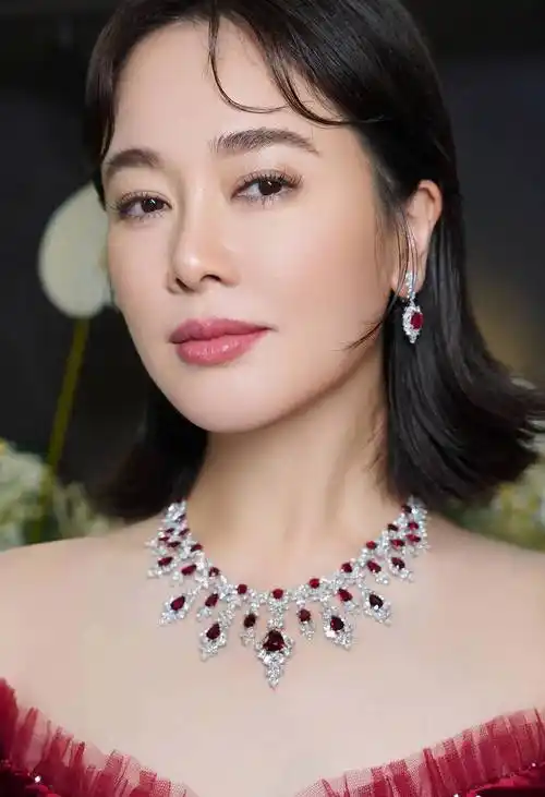 坦言与大20岁老公离婚,她是陈道明唯一绯闻女星,44岁气质出众_左小青