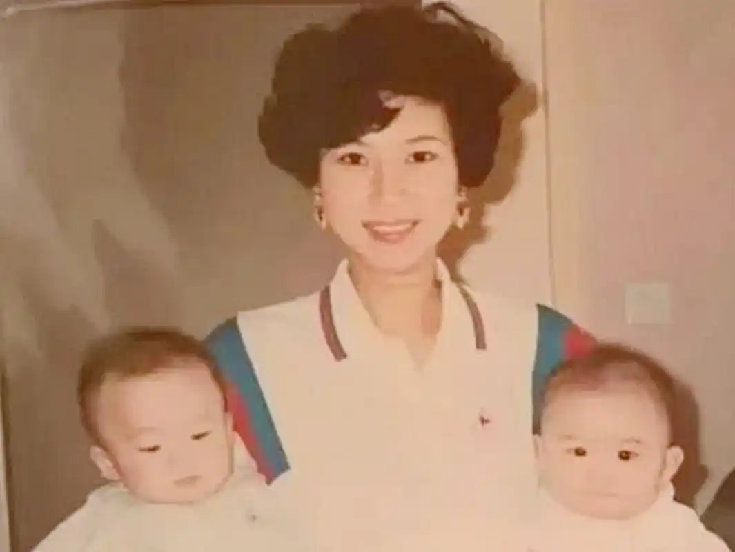 何超莲和何猷启小时候的照片,小时候好可爱,还特别好看!