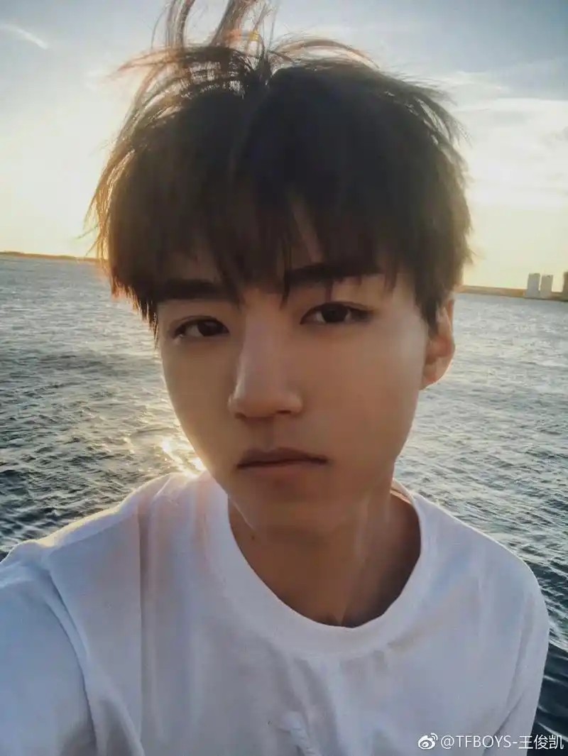 王俊凯 #王俊凯怼脸拍 #永远支持你 未来过去,只想见你 - 抖音