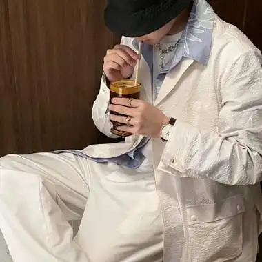 低调成熟的帅气男生头像