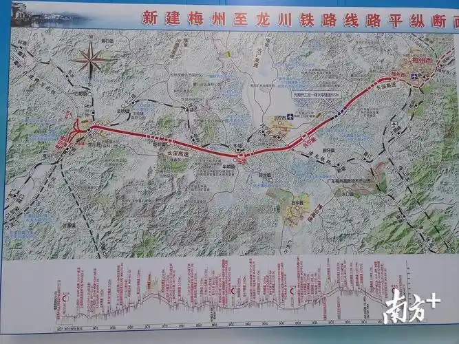 沿途经过梅州市梅县区,兴宁市,五华县和河源市龙川县,终至赣深高铁