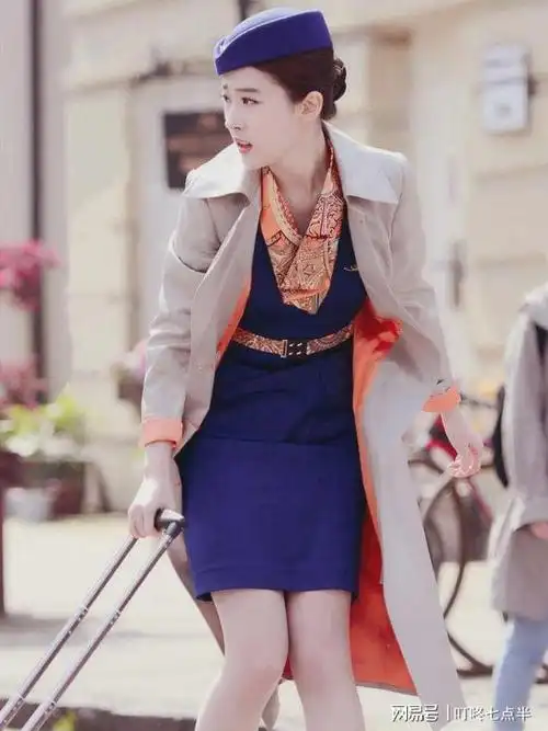 刘亦菲穿上空姐制服扮演引领潮流的时尚icon