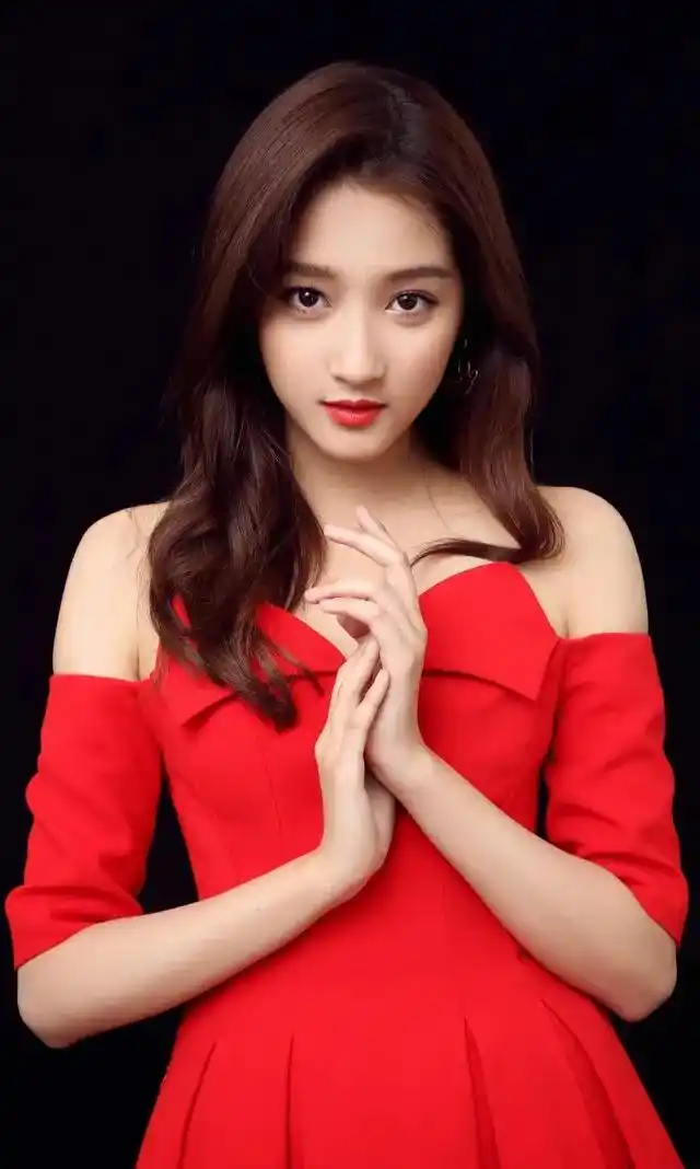 "国民闺女"关晓彤写真,出水芙蓉楚楚动人!