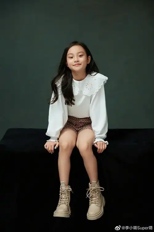 李小璐晒女儿与宠物狗齐卖萌10岁甜馨已经近视