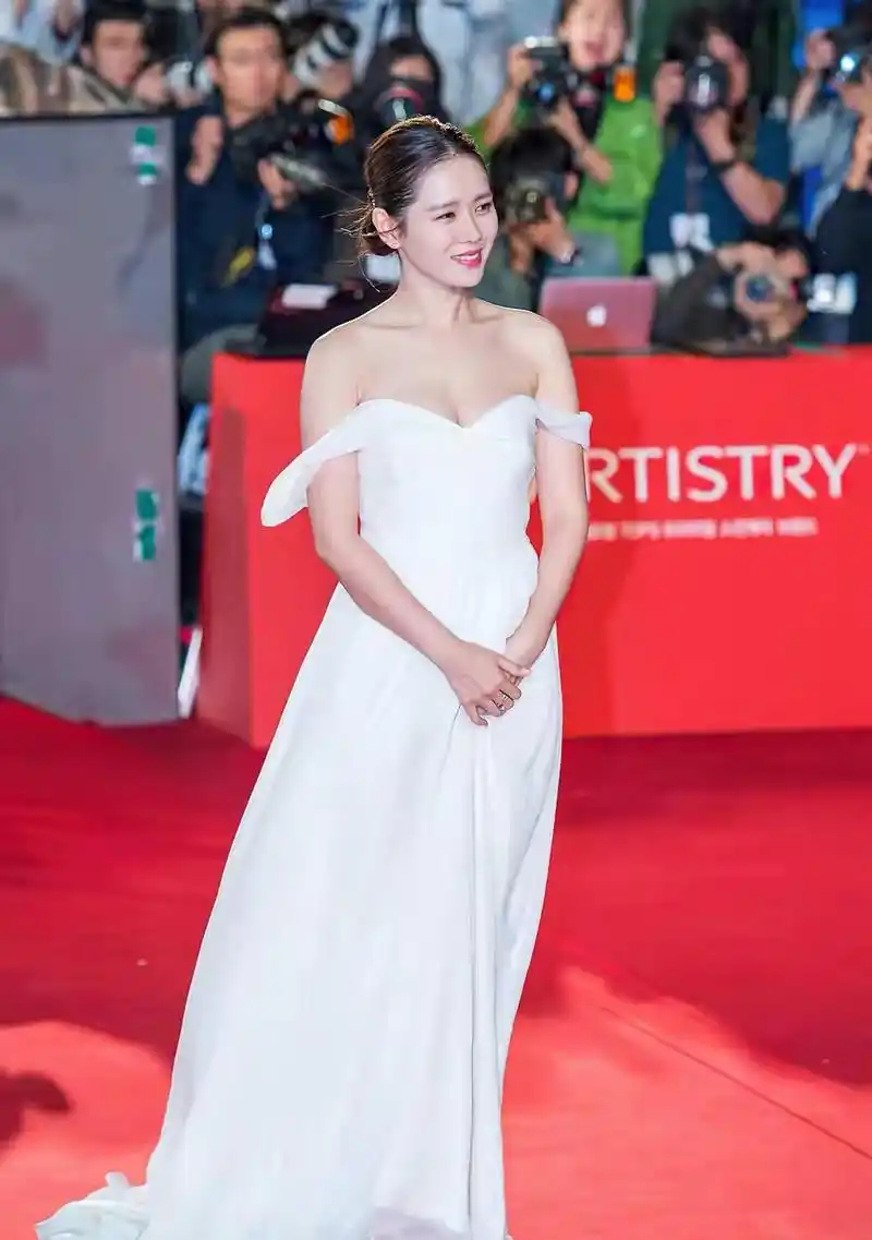 孙艺珍,抹胸白裙一颦一笑依然让人心动