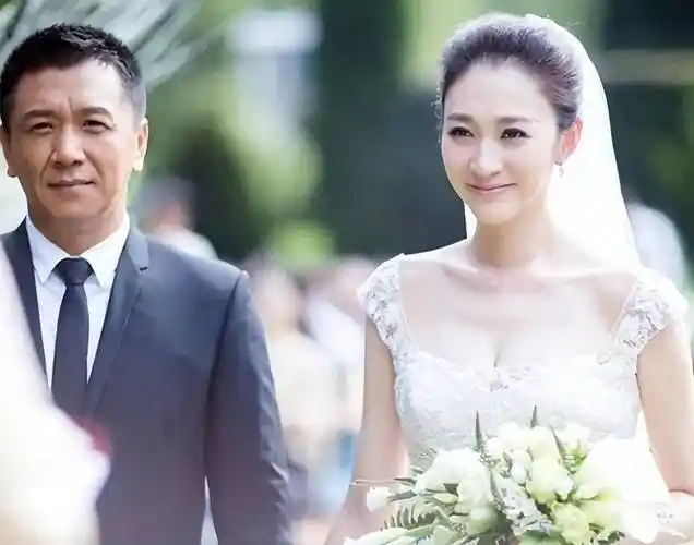 (李小冉和徐佳宁的结婚照)一年后,两人在国外举办了一场盛大隆重的