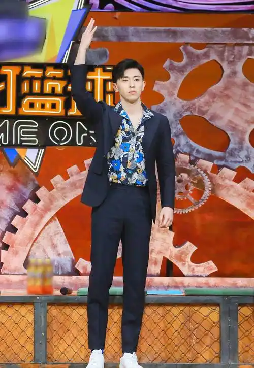 邓伦穿搭越来越大胆了,"娘炮粉"上身意外帅气,颜值才是硬道理