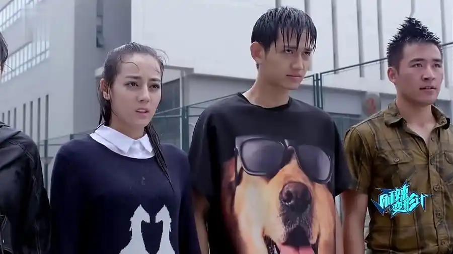 《麻辣变形计》一次偶然的机会性感女神关小迪接触到保镖行业,并在