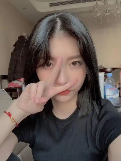 最近看到豆得儿的素颜照,有些震惊了,脸上痘痘痘疤不说,整个脸感觉也