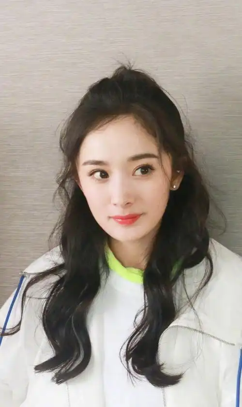 杨幂美照,一双透亮的眼睛,炯炯有神,宛如天使一般