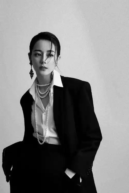 迪丽热巴黑白西装大片##迪丽热巴说会从饰演过的角色身上获得力量