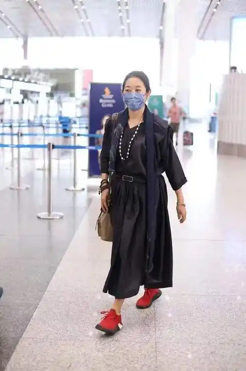 倪萍北京机场到达,眼皮拉忪像睁不开,64岁身材臃肿发福不少|长裙|穿搭