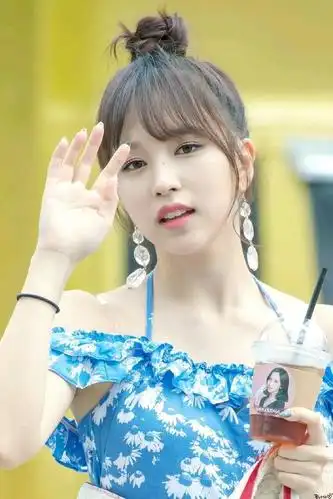 日本高颜值美女小姐姐,身穿一袭碎花长裙尽显妩媚动人