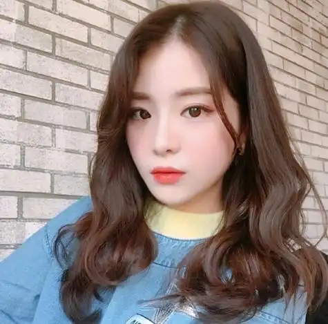 韩国女生流行的偏分波浪卷发发型,真的特别适合你,既不会让你看起来显