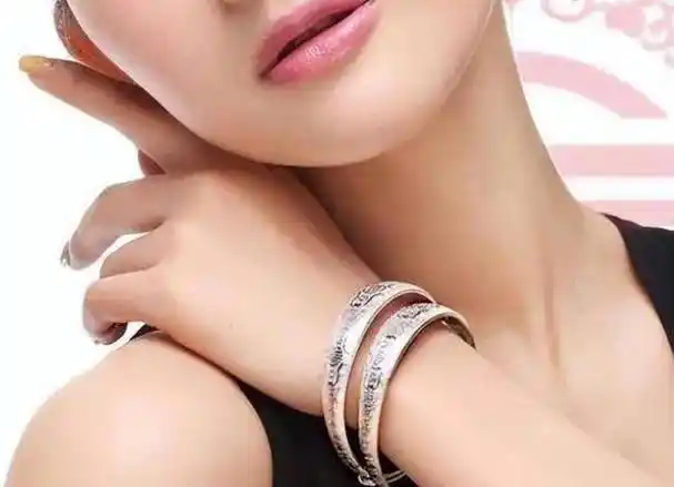 作为装点女人装扮的亮点,特别遭到她们的喜爱,银首饰,特别是银手镯,在