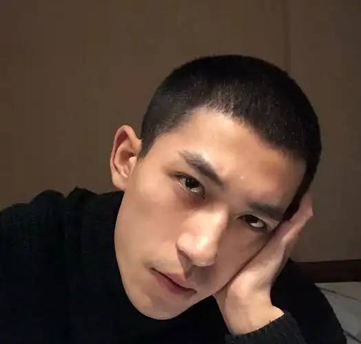 而寸头,则是自古以来检验帅哥的铁打标准,好的