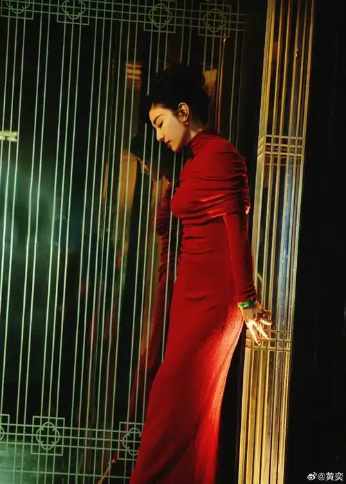 黄奕上海滩复古妆造一袭红色紧身裙回眸好有女人味啊