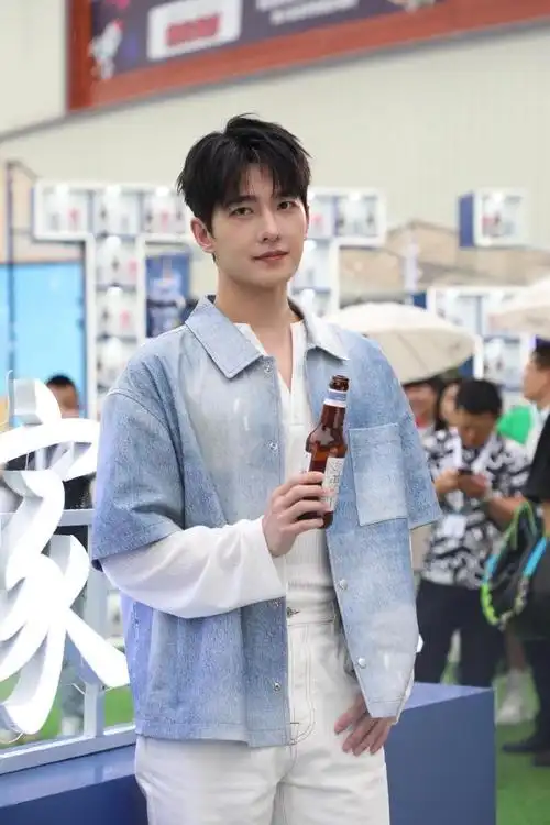 杨洋超话#青岛啤酒白啤代言人杨洋#  啊啊啊啊绝美高清!    cr:喵qaq